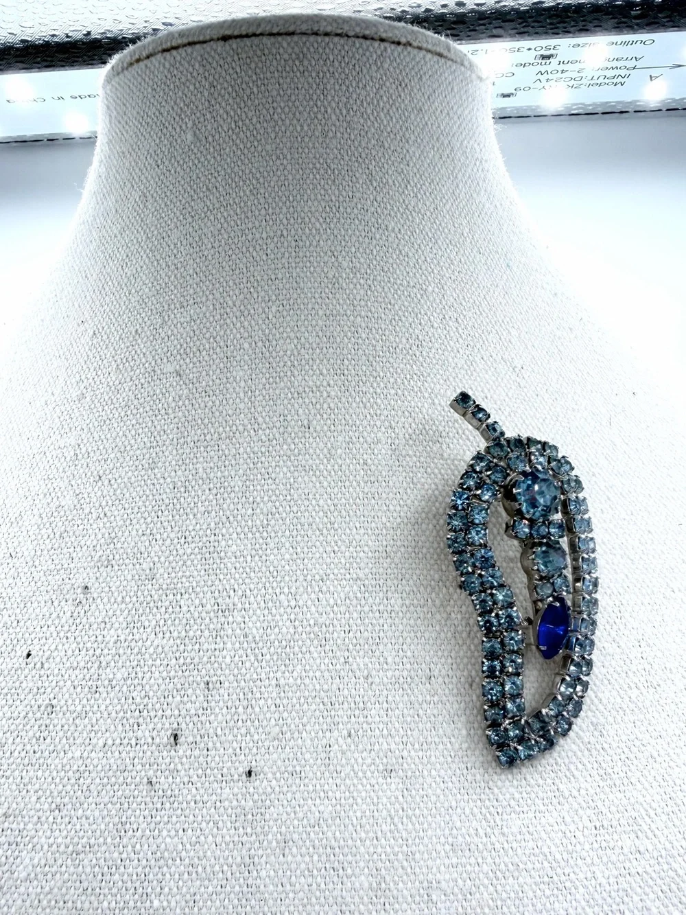 Vintage 50s-60s Mid-Century Blue Glass Rhinestone Pear Shape Brooch Jewelry